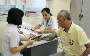 Các y, bác sỹ Bệnh viện đa khoa thành phố Hòa Bình khám bệnh cho các đối tượng người có công.